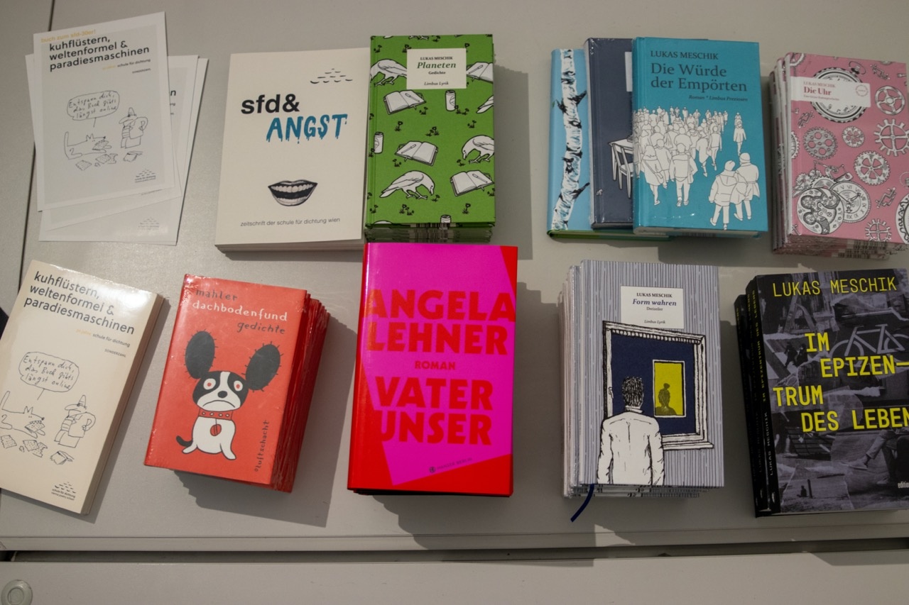 büchertisch_by ögfl.jpeg